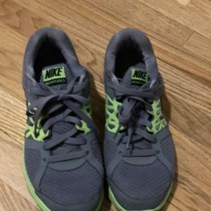 Nike relentless 2 running shoes men 9.5 athletic shoes